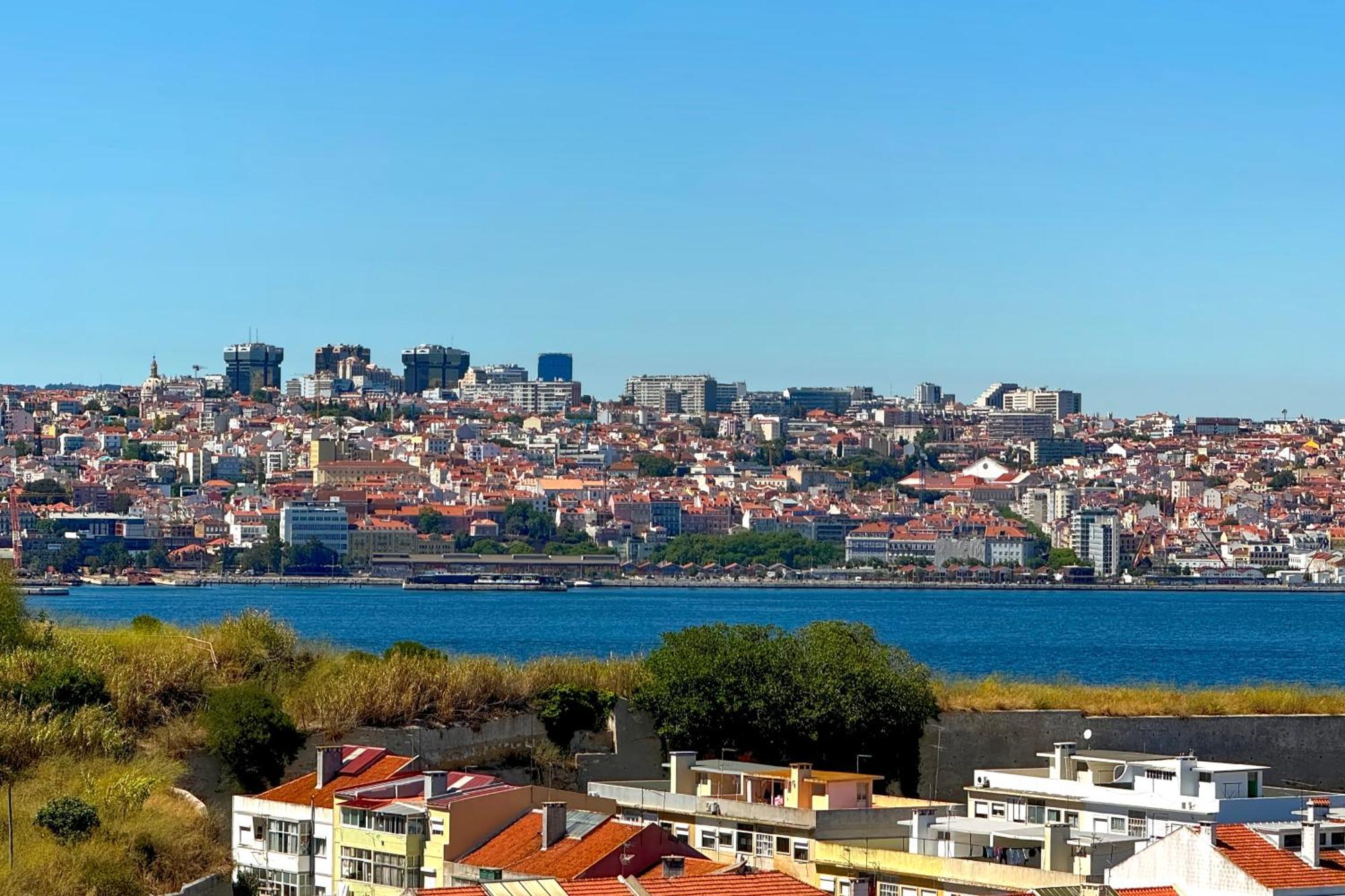 Appartamento Over The Rainbow Almada Esterno foto